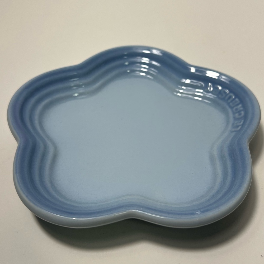 Le Creuset Stoneware Flower Petal Scalloped Trinket Dish Plate Tray - Picture 6 of 11